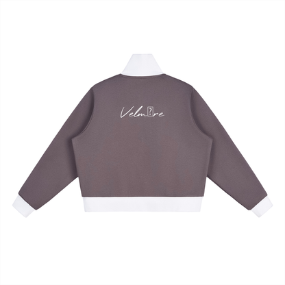 Kurze Fleece-Trainingsjacke mit kontrastierenden Seitenstreifen