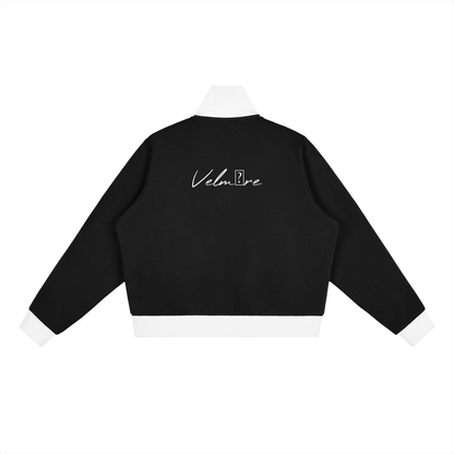 Kurze Fleece-Trainingsjacke mit kontrastierenden Seitenstreifen